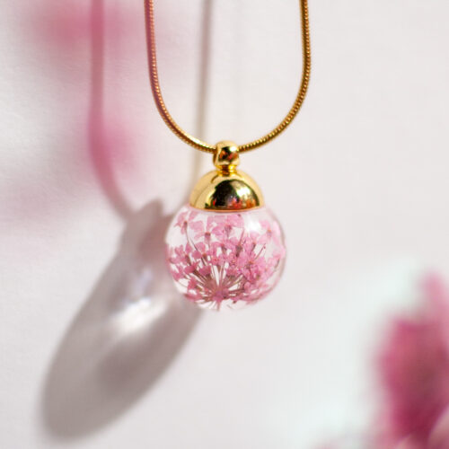 Roze-dille-balletje-ketting-drupt-800-1
