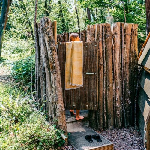 3.Bush-pod-natures-gift-belevenis-uitje-in-de-natuur-uniek-slapen-buitendouche-cadeau